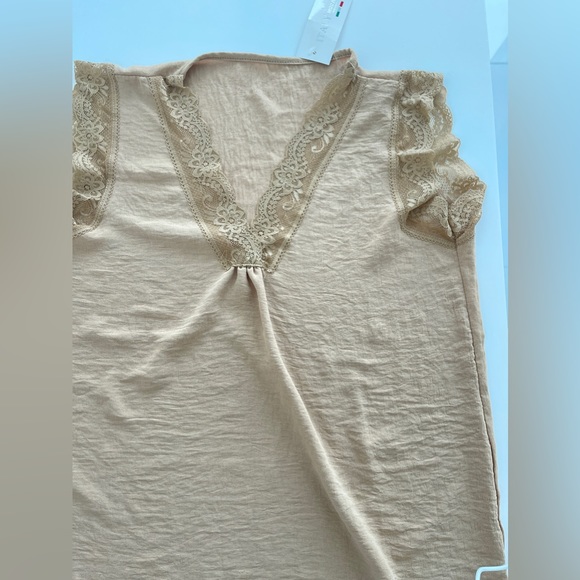 sleeveless blouse color sand with lace at collar and shoulder - Picture 5 of 7